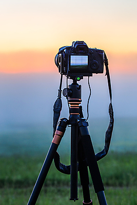 포토 JPG 해외이미지 직업 실루엣 여행 포즈 백그라운드 자연 아침 풍경 취미 사람없음 야외 여름 빛 여행객 카메라 일출 디지털 계곡 검은색 사진촬영 어둠 일몰 하이킹 장비 안개 흰색 업무 기자 언덕 오브젝트 그림 내추럴 블러 해외202008 해외포토 주간 계절 컬러 레저 날씨 촬영기법 사람 전자제품 노을 촬영 작업 생태계 파일형식