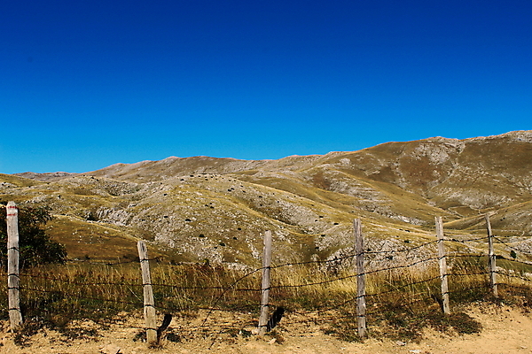 포토 JPG 해외이미지 도로 백그라운드 컨셉 자연 하늘 산 건조 풍경 초원 사람없음 울타리 사막 가을 전원 언덕 그림 무료 옛날 절정 해외202008 해외포토 계절 길 교통시설 담장 전기에너지 생태계 파일형식