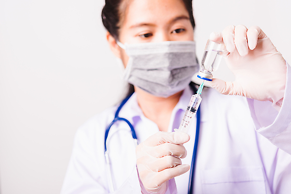 포토 JPG 해외이미지 손 여자 얼굴 장갑 유니폼 청진기 건강 병원 주사기 한명 들기 동양인 상반신 앞모습 약 의사 잡기 흰배경 주사약 테라피 백신 예방접종 성인여자한명만 코로나바이러스 해외202008 델타변이바이러스 해외포토 1 잡화 옷 뷰포인트 백그라운드 의학 의료기기 모션 사람 인종 신체부위 뷰티 의료진 흰색 바이러스 접종 여자한명만 성인여자만 파일형식