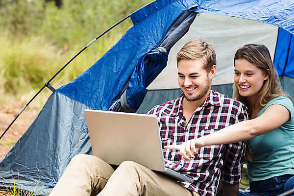 포토 JPG 해외이미지 주간 백인 커플 여자 남자 행복 함께함 텐트 앉기 상반신 20대 성인 야외 두명 앞모습 옆모습 노트북 캠핑 가리킴 캠핑장 성인만 해외202008 해외포토 자연요소 서양인 감정 뷰포인트 컨셉 관계 모션 레저 캠핑도구 사람 손짓 청년 전자제품 파일형식