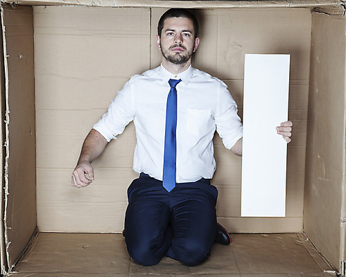 포토 JPG 해외이미지 전신 백인 남자 한명 들기 앉기 성인 앞모습 상자 사무실 비즈니스맨 무릎꿇기 갇힘 답답함 성인남자한명만 카피스페이스 해외202008 해외포토 서양인 1 뷰포인트 비즈니스 모션 사람 공백 직장인 감각 남자한명만 성인남자만 파일형식