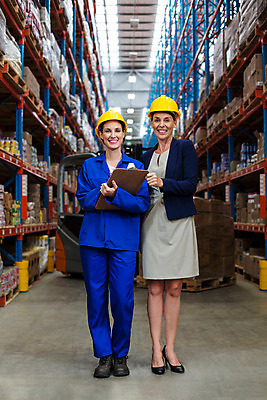 포토 JPG 해외이미지 전신 여자 40대 중년 실내 작업복 서기 들기 20대 성인 두명 앞모습 잡기 물류창고 여자만 해외202008 해외포토 옷 뷰포인트 모션 사람 청년 내부 창고 파일형식