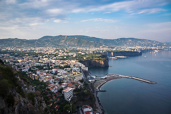 포토 JPG 해외이미지 유럽 바다 여행 건축양식 자연 하늘 호텔 아침 휴가 산 파노라마 풍경 사람없음 야외 건물 물 여름 일출 이탈리아 도시 만 보트 지중해 휴양지 지역 포트 남쪽 나폴리 해외202008 해외포토 주간 자연요소 건축물 계절 건축 나라 배_교통 숙소 촬영기법 노을 장소 방향 생태계 파일형식