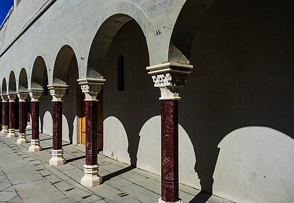 포토 JPG 해외이미지 유럽 벽 조각 여행 건축양식 창문 산 풍경 사람없음 발코니 연못 신용카드 성 중세 분수 아치 모스크 지역 아랍어 조지아 하렘 해외202008 튀르키예 해외포토 건축물 건축 나라 아시아 금융 역사 이슬람교 동유럽 파일형식