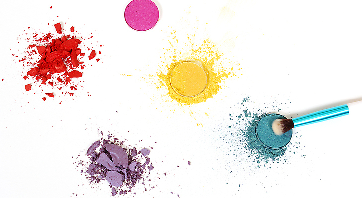 포토 JPG 해외이미지 사람없음 컬러풀 뷰티 손상 붓 화려 가루 흰배경 아이섀도 해외202008 해외포토 컬러 백그라운드 컨셉 화장품 흰색 파일형식