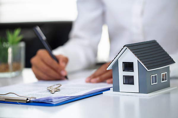 포토 JPG 해외이미지 손 컨셉 돈 비즈니스 열쇠 아파트 주택 사람없음 건물 금융 장난감 햇빛 판매 세일 재산 어플리케이션 구매 중개인 서식 문서 보안 투자 결제 결재 서명 대여 대출 렌탈 임대 처음 해외202008 해외포토 직업 건축물 안전 신체부위 경제 쇼핑 태양 파일형식