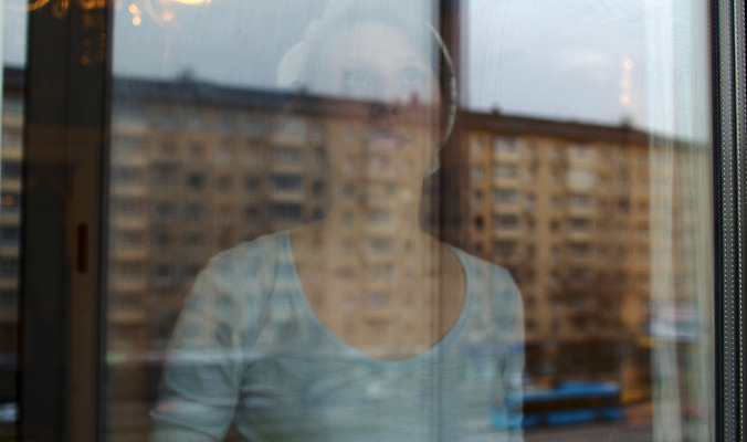 포토 JPG 해외이미지 백인 1 라이프스타일 손 여자 장갑 컨셉 가사 창문 가정 유리 아파트 주택 실내 한명 사람 성인 내부 건물 반사 방 공구 잡기 업무 투명 씻기 청소 세제 순수 주부 청소부 위생관리 해외202008 해외포토 서양인 직업 건축물 잡화 모션 재질 관리 생활 신체부위 청결 도구 작업 파일형식