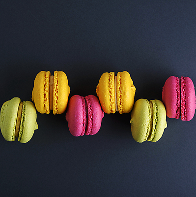 포토 JPG 해외이미지 검은배경 디저트 사람없음 마카롱 해외202008 해외포토 음식 백그라운드 검은색 파일형식