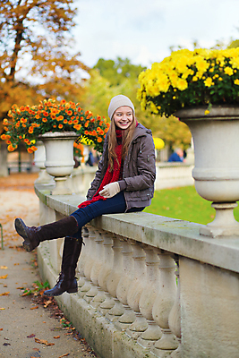 포토 JPG 해외이미지 백인 라이프스타일 계절 공원 여자 꽃 유럽 잎 오렌지 자연 한명 미소 웃음 사람 앉기 성인 빨간색 금발 노란색 유행 정원 활발 프랑스 가을 흰색 도시 날씬함 공평 프랑스어 파리(프랑스) 해외202008 해외포토 서양인 식물 문자 1 헤어스타일 공공시설 나라 컬러 컨셉 과일 모션 표정 생활 몸매 생태계 파일형식
