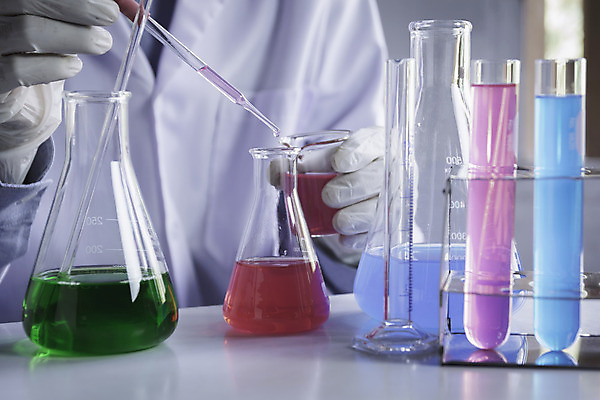 포토 JPG 해외이미지 남자 실험기구 한명 상반신 성인 앞모습 잡기 성인남자한명만 신약개발 해외202008 해외포토 1 뷰포인트 과학 모션 사람 개발 남자한명만 성인남자만 파일형식 신약_의학