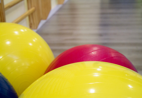 포토 JPG 해외이미지 모양 라이프스타일 스포츠 백그라운드 컨셉 요가 공 휴식 건강 사람없음 빨간색 파란색 컬러풀 운동 힘 장비 흰색 플라스틱 연습 오브젝트 체육관 고립 필라테스 해외202008 해외포토 웰빙 컬러 재질 생활 파일형식