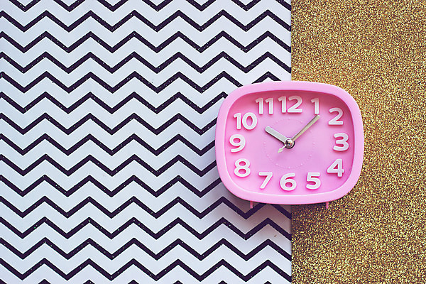 포토 JPG 해외이미지 디자인 종이 벽 시계 분홍색 백그라운드 컨셉 비즈니스 아침 추상 사람없음 장식 사무실 검은색 쪽지 종 흰색 시간 잠 업무 황금 심볼 손목시계 오브젝트 약속 공포 타이머 경보 마감 분 순간 조언 카운트다운 타종 스타일 정확 해외202008 해외포토 주간 컬러 무늬 장신구 작업 파일형식