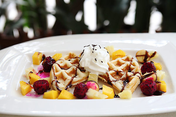 포토 JPG 해외이미지 접시 과일 딸기 디저트 사람없음 아웃포커스 초콜릿 크림 와플 해외202008 해외포토 식기 음식 촬영기법 파일형식