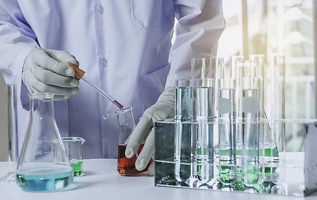 포토 JPG 해외이미지 남자 실험기구 한명 상반신 성인 잡기 성인남자한명만 신약개발 해외202008 해외포토 1 과학 모션 사람 개발 남자한명만 성인남자만 파일형식 신약_의학