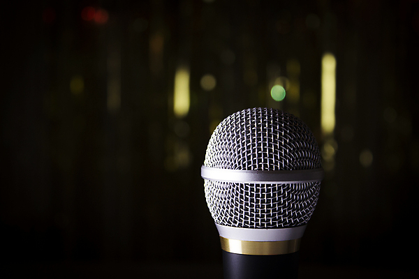 포토 JPG 해외이미지 직업 라이프스타일 음악 노래 통신 회의 말하기 이벤트 사람없음 금속 소리 콘서트 공연 장비 무대 흰색 은색 무선전화기 마이크 클럽 복고 전자 오디오 방송 목소리 노래방 뮤지컬 생존 해외202008 해외포토 컬러 음향기기 비즈니스 모션 재질 문화예술 생활 전자제품 전화기 파일형식