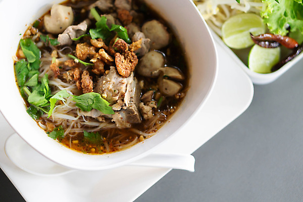 포토 JPG 해외이미지 전통 접시 음식 백그라운드 채소 젓가락 파스타 건강 스파게티 육류 요리 동양인 사람없음 초록색 우주 식당 검은색 저녁식사 치킨 튀김 신선 면 사발 맛 정상 먹기 국수 매움 깨 점심식사 석판 맛있는 해외202008 젓기 해외포토 식기 컬러 컨셉 식재료 모션 서양음식 수저 인종 상점 식사 면류 조미료 사기그릇 닭고기요리 파일형식