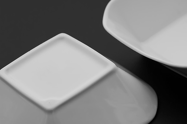 포토 JPG 해외이미지 식기 접시 백그라운드 2 주방용품 그림자 사람없음 빛 세트 주방 식당 식사 저녁식사 어둠 공백 회색 흰색 기구 도자기 그룹 오브젝트 정사각형 백자 해외202008 해외포토 도형 컬러 생활용품 상점 파일형식