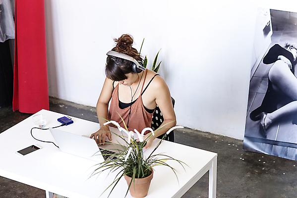 포토 JPG 해외이미지 백인 직업 1 라이프스타일 여자 행복 인터넷 비즈니스 사업가 통신 노동자 아파트 주택 갈색머리 직장 실내 한명 사람 앉기 성인 가로 노트북 학습 컴퓨터 헤드폰 타이핑 업무 작업 비즈니스우먼 책상 바쁨 온라인 포니테일 프리랜서 해외202008 해외포토 서양인 헤어스타일 교육 감정 음향기기 가구 회사 모션 내부 건물 생활 전자제품 직장인 파일형식