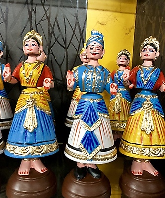포토 JPG 해외이미지 전통 디자인 드레스 아시아 종교 문화 인형 조각 창문 유리 미술 사람 사람없음 목재 장식 컬러풀 장난감 조각상 세일 상점 춤 가운 사찰 역사 시장 배열 연습 기념품 꼭두각시 신앙심 힌두교 해외202008 해외포토 나무 옷 나라 컬러 재료 종교건축 재질 문화예술 조형물 오브젝트 파일형식