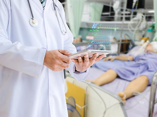 포토 JPG 해외이미지 직업 라이프스타일 남자 유니폼 청진기 건강 병원 실험 서기 사람 사람없음 치료 컴퓨터 독서 알약 약 건강관리 디지털 환자 의사 정보 긴급 잡기 도움 질병 외과 돌봄 업그레이드 해외202008 해외포토 옷 컨셉 의학 의료기기 모션 관리 생활 전자제품 의료진 파일형식