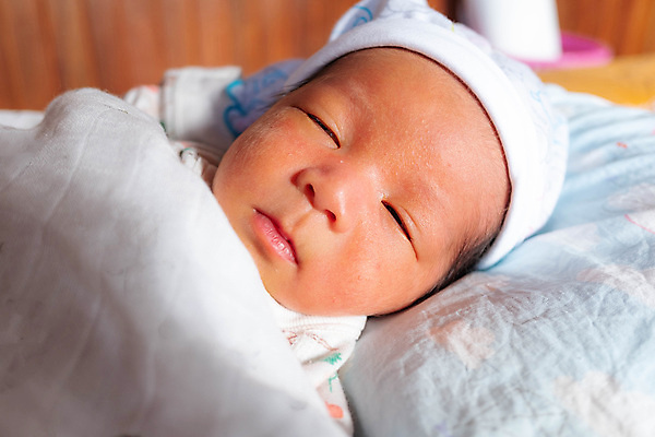 포토 JPG 해외이미지 모자 손 행복 얼굴 어린이 가족 엄마 새로움 따뜻함 건강 병원 한명 사람 소년 임산부 놀이방 성장 침대 아기 신생아 잠 출산 작음 담요 거짓말 결백 돌봄 천진난만 안락 해외202008 해외포토 1 잡화 남자 감정 가구 컨셉 의학 관계 모션 신체부위 임신 크기 파일형식