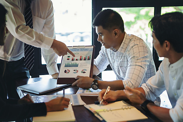 포토 JPG 해외이미지 직업 교육 비즈니스 사업가 학교 회의 설명 사람 앉기 이벤트 여러명 스터디 스크린 교육자 교사 정보 비즈니스맨 발표 가르침 그룹 센터 작업실 연결 토론 강의 회의실 경영자 리더 대학교 일반 세미나 해외202008 해외포토 남자 다수 모션 학습 직장인 파일형식