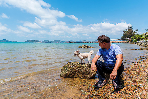 포토 JPG 해외이미지 주간 전신 한마리 남자 바다 여행 한명 사람 앉기 성인 야외 옆모습 반려동물 개 성인남자한명만 해외202008 해외포토 자연요소 동물 1 뷰포인트 포유류 모션 남자한명만 성인남자만 파일형식