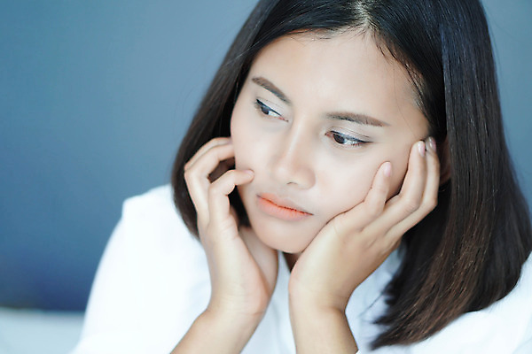 포토 JPG 해외이미지 커플 여자 생각 아침 스트레스 주택 실내 피곤 한명 사람 앉기 동양인 우주 침실 슬픔 침대 고민 문제 우울증 해외202008 해외포토 주간 1 감정 가구 컨셉 관계 모션 인종 내부 건물 질병 파일형식