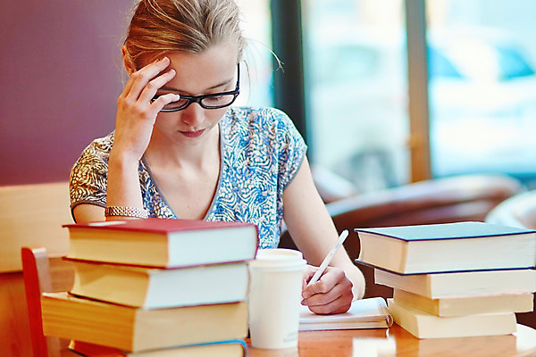 포토 JPG 해외이미지 백인 여자 청소년 실내 한명 상반신 앞모습 10대 학습 카페 커피잔 고민 책더미 십대여자한명만 안경낌 카공족 해외202008 해외포토 서양인 1 교육 감정 안경 커피 뷰포인트 잔 사람 내부 책 상점 신조어 무더기 약어 여자한명만 십대여자만 파일형식