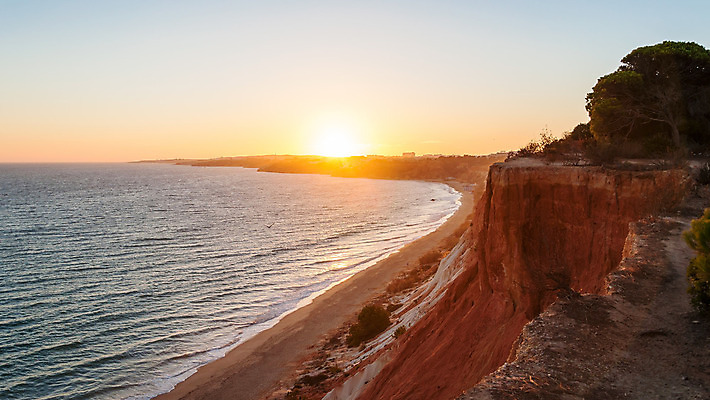 포토 JPG 해외이미지 유럽 모래 파도 바다 여행 우산 자연 하늘 휴가 휴식 풍경 사람없음 야외 물 여름 파란색 햇빛 태양 수영 일몰 선탠 저녁 지중해 포르투갈 휴양지 암초 대서양 파라다이스 수평선 해외202008 해외포토 자연요소 계절 나라 컬러 컨셉 노을 장소 수상스포츠 야간 생태계 파일형식