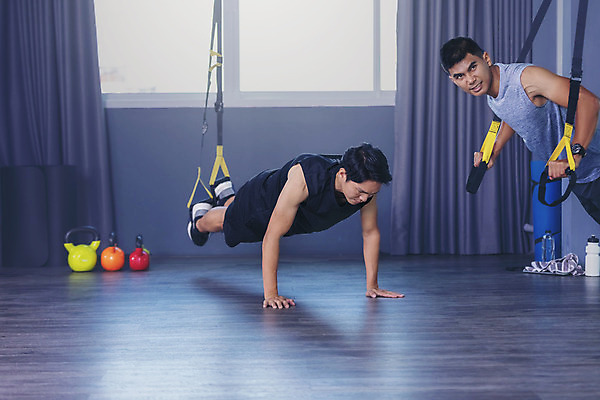 포토 JPG 해외이미지 백인 1 라이프스타일 남자 밧줄 스포츠 포즈 운동화 십자가 신체 근육 실내 건강 사람 인종 성인 두명 운동 힘 장비 에너지 작업 몸무게 결심 보디빌딩 보디빌더 연습 클럽 체육관 싸움 근육질 역도 해외202008 해외포토 서양인 줄 신발 컨셉 모션 내부 생활 헬스 몸매 파일형식