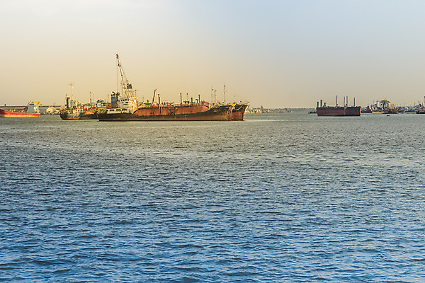 포토 JPG 해외이미지 산업 바다 비즈니스 교통시설 하늘 항해 사람없음 물 경제 파란색 세계 글로벌 항구 화물 도시 보트 상품 큼 나무상자 컨테이너 기중기 무역 함선 상업 해안도시 포트 무거움 물류 로딩 수입 유조선 해외202008 해외포토 자연요소 컬러 교통 배_교통 상자 운송업 중장비 무게 크기 시설 파일형식