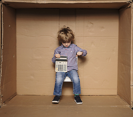 포토 JPG 해외이미지 전신 응시 남자 어린이 비즈니스 한명 들기 앉기 소년 앞모습 상자 사무실 계산기 업무 비즈니스맨 체험 계산 작음 아래 투자 충격 보여주기 불만족 회계사 소년만 소년한명만 해외202008 해외포토 직업 1 시선 뷰포인트 컨셉 모션 문구용품 사람 장비 작업 직장인 크기 방향 위치 남자만 남자한명만 어린이만 파일형식