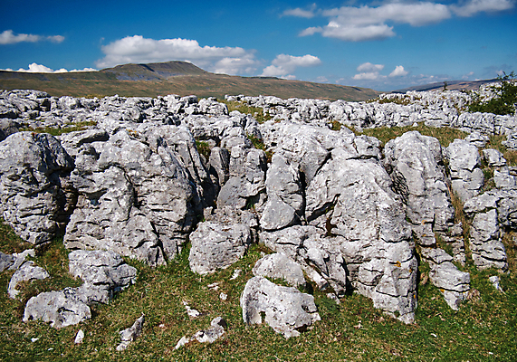 포토 JPG 해외이미지 여행 자연 병원 풍경 사람없음 야외 물 여름 파란색 빛 바위 보행로 요크셔테리어 언덕 부식 내추럴 석회암 해외202008 해외포토 자연요소 계절 길 컬러 의학 암석 돌_바위 테리어 생태계 파일형식