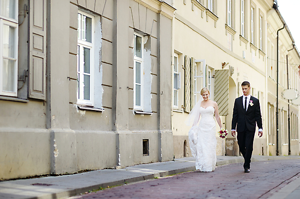 포토 JPG 해외이미지 응시 드레스 옷 여자 꽃 행복 문화 얼굴 꽃다발 결혼 2 결혼식 거리 함께함 관리 사랑 정장 턱시도 성인 야외 두명 가로 컬러풀 유행 산책 흰색 잡기 도시 우아함 만족 타운 베일 사춘기 옛날 천진난만 해외202008 관능적 해외포토 식물 시선 감정 컬러 컨셉 모션 휴식 사람 이벤트 신체부위 파일형식