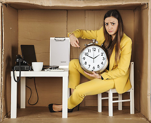 포토 JPG 해외이미지 전신 백인 여자 의자 탁자 한명 앉기 성인 옆모습 상자 사무실 업무 비즈니스우먼 전화기 갇힘 답답함 성인여자한명만 해외202008 해외포토 서양인 1 뷰포인트 가구 비즈니스 모션 사람 작업 직장인 감각 여자한명만 성인여자만 파일형식