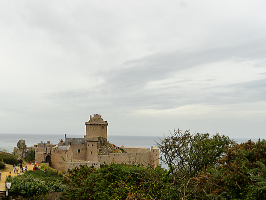 포토 JPG 해외이미지 구름 유럽 바다 여행 하늘 휴가 해변 사람없음 여름 낭만 프랑스 성 중세 역사 폐허 해외202008 해외포토 자연요소 건축물 계절 나라 컨셉 파일형식