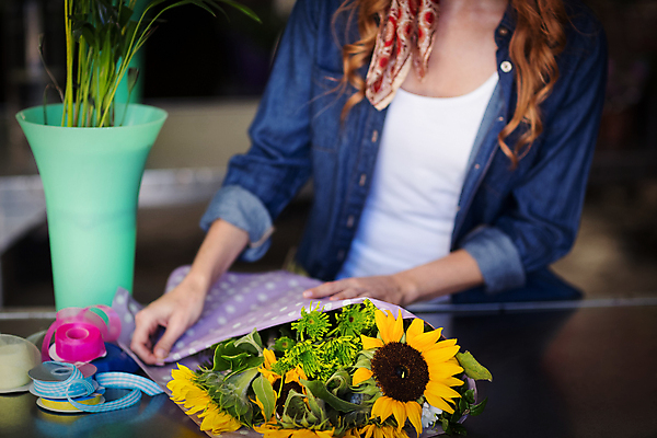 포토 JPG 해외이미지 백인 여자 꽃 탁자 해바라기 선물 한명 성인 앞모습 장식 30대 다발 꽃집 포장지 짐싸기 포장소품 성인여자한명만 해외202008 해외포토 서양인 식물 1 뷰포인트 가구 포장 사람 장년 상점 오브젝트 포장재료 여자한명만 성인여자만 파일형식
