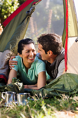 포토 JPG 해외이미지 주간 백인 커플 여자 남자 행복 엎드리기 40대 중년 함께함 텐트 사랑 상반신 야외 두명 옆모습 마주보기 캠핑 캠핑장 중년만 어깨에손 해외202008 해외포토 자연요소 서양인 감정 뷰포인트 컨셉 관계 모션 레저 캠핑도구 사람 성인 성인만 파일형식
