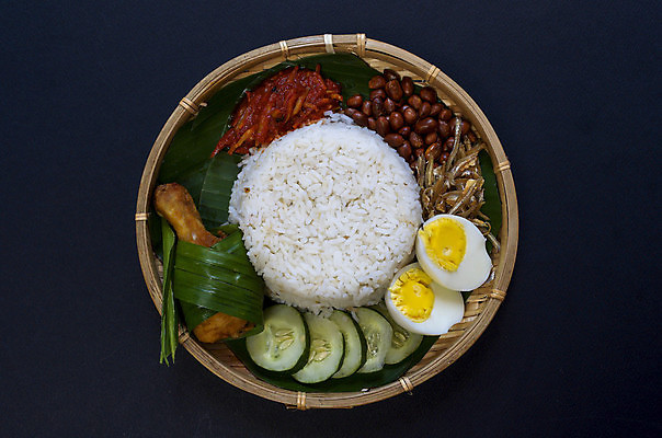 포토 JPG 해외이미지 전통 접시 아시아 문화 음식 백그라운드 잎 고추 밥 오이 바나나 요리 동양인 사람없음 계란 식사 치킨 튀김 흰색 아침식사 향신료 매움 향기 인도네시아 땅콩 지역 코코넛 말레이시아 싱가폴 인기 맛있는 해외202008 해외포토 식물 식기 나라 컬러 채소 과일 인종 알 견과류 맛 냄새 닭고기요리 향미료 파일형식