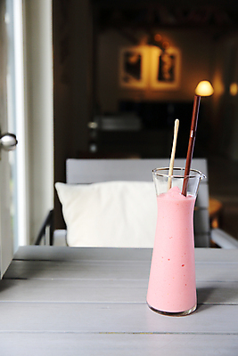 포토 JPG 해외이미지 음료 분홍색 딸기 디저트 사람없음 달콤 밀크쉐이크 해외202008 해외포토 음식 컬러 과일 맛 쉐이크 파일형식