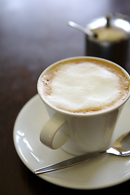 포토 JPG 해외이미지 실내 사람없음 아웃포커스 커피잔 컵받침 카푸치노 해외202008 해외포토 커피 잔 촬영기법 내부 받침대 파일형식