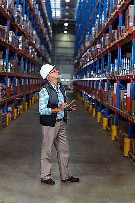 포토 JPG 해외이미지 전신 남자 중년 50대 실내 서기 들기 옆모습 상자 올려보기 물류창고 중년남자한명만 해외202008 해외포토 뷰포인트 모션 사람 성인 내부 창고 남자한명만 중년남자만 파일형식