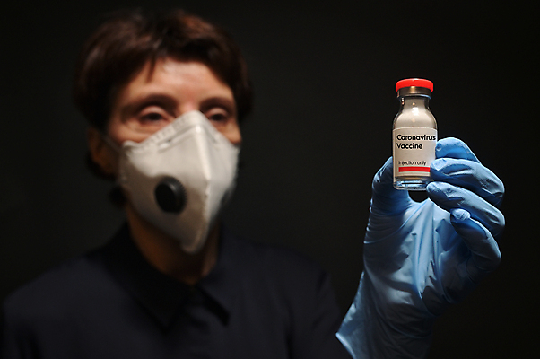 포토 JPG 해외이미지 여자 남자 중년 검은배경 실험 주사기 한명 들기 상반신 앞모습 간호사 의사 바이러스 질병 감염 주사약 백신 중년여자한명만 코로나바이러스 해외202008 델타변이바이러스 해외포토 1 뷰포인트 백그라운드 의학 의료기기 모션 사람 성인 약 검은색 의료진 여자한명만 중년여자만 파일형식