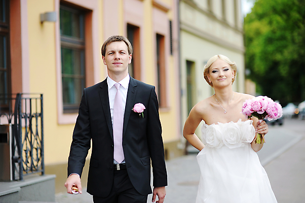 포토 JPG 해외이미지 응시 드레스 옷 여자 꽃 행복 문화 얼굴 꽃다발 결혼 2 결혼식 거리 함께함 관리 사랑 정장 턱시도 성인 야외 두명 가로 컬러풀 유행 산책 흰색 잡기 도시 보트 우아함 만족 타운 베일 사춘기 옛날 천진난만 해외202008 관능적 해외포토 식물 시선 감정 컬러 컨셉 배_교통 모션 휴식 사람 이벤트 신체부위 파일형식