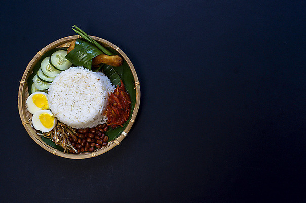 포토 JPG 해외이미지 전통 접시 아시아 문화 음식 백그라운드 잎 고추 밥 오이 바나나 요리 동양인 사람없음 계란 식사 치킨 튀김 흰색 아침식사 향신료 매움 향기 인도네시아 땅콩 지역 코코넛 말레이시아 싱가폴 인기 맛있는 해외202008 해외포토 식물 식기 나라 컬러 채소 과일 인종 알 견과류 맛 냄새 닭고기요리 향미료 파일형식