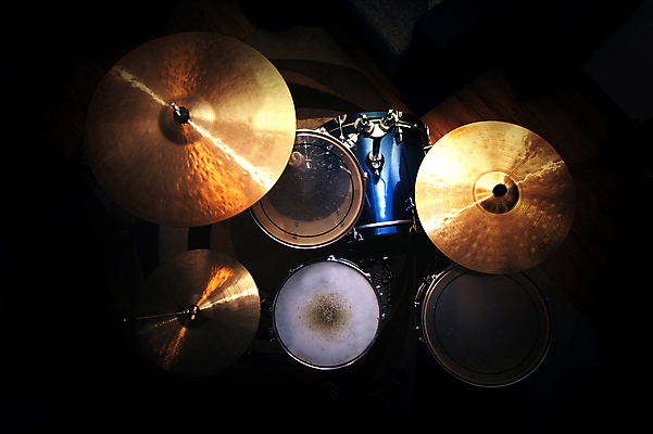 포토 JPG 해외이미지 직업 접시 디자인 음악 놀이 타악기 사람없음 파란색 빛 세트 금속 어둠 힘 소리 콘서트 장비 수확 흰색 기구 악단 떨어짐 은색 묘사 오브젝트 속도 복고 드럼 롤 드러머 드럼스틱 리듬 뮤지컬 베이스 소셜네트워크 해외202008 해외포토 식기 악기 컬러 컨셉 농업 재질 현악기 문화예술 공연 파일형식