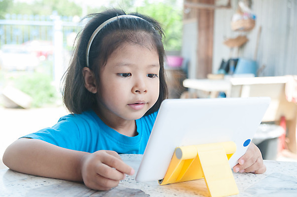 포토 JPG 해외이미지 학생 손 응시 여자 교육 행복 아시아 어린이 인터넷 통신 놀이 수업 휴식 주택 실내 한명 앉기 동양인 스마트폰 스터디 컴퓨터 알약 디지털 스크린 모니터 일본 중국 게임 네트워크 무선전화기 읽기 온라인 패드 소셜 해외202008 해외포토 1 시선 감정 나라 컨셉 모션 사람 인종 내부 건물 신체부위 전자제품 핸드폰 스마트기기 학습 약 전화기 파일형식
