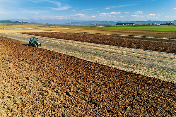 포토 JPG 해외이미지 계절 산업 백그라운드 밭 농업 자연 안테나 씨앗 풍경 초원 사람없음 초록색 여름 농장 농경지 환경 기계 흙 봄 장비 성장 시골 업무 농부 땅 밀 준비 트랙터 땅바닥 밭일 해외202008 해외포토 식물 직업 컬러 통신 곡류 바닥 작업 농기계 생태계 특수차량 파일형식