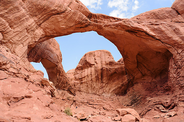 포토 JPG 해외이미지 구름 도로 모래 하늘 산 국립공원 사람없음 빨간색 파란색 태양 모니터 아치 암초 더블 콜로라도 해외202008 해외포토 자연요소 공원 길 컬러 교통시설 컴퓨터 미국 파일형식